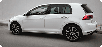 Dış yüzey bakımı ve boya temizliği hizmetinden sonra beyaz hatchback otomobilin yandan görünümü